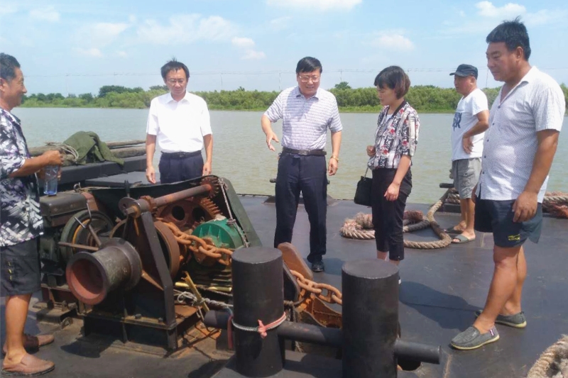 公司黨委委員、總經(jīng)理馬剛率隊深入船隊為船員“送清涼”